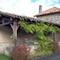 Valcabrère : Charmant lavoir près de la mairie.